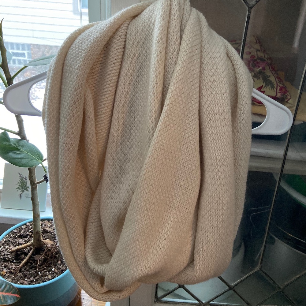 ✨FREE in 2+ item bundle✨ H&M cream infinity scarf